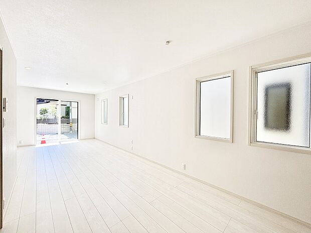 大きな窓からたっぷりの陽光と風を感じられるリビング  