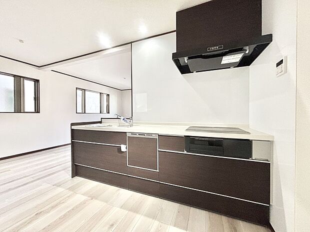 リビングで遊ぶお子様を見守りながらお料理ができる対面キッチン。