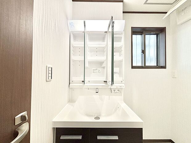 三面鏡の裏に、化粧品や衛生用品などを収納可能。洗面台をすっきりと保ちます!