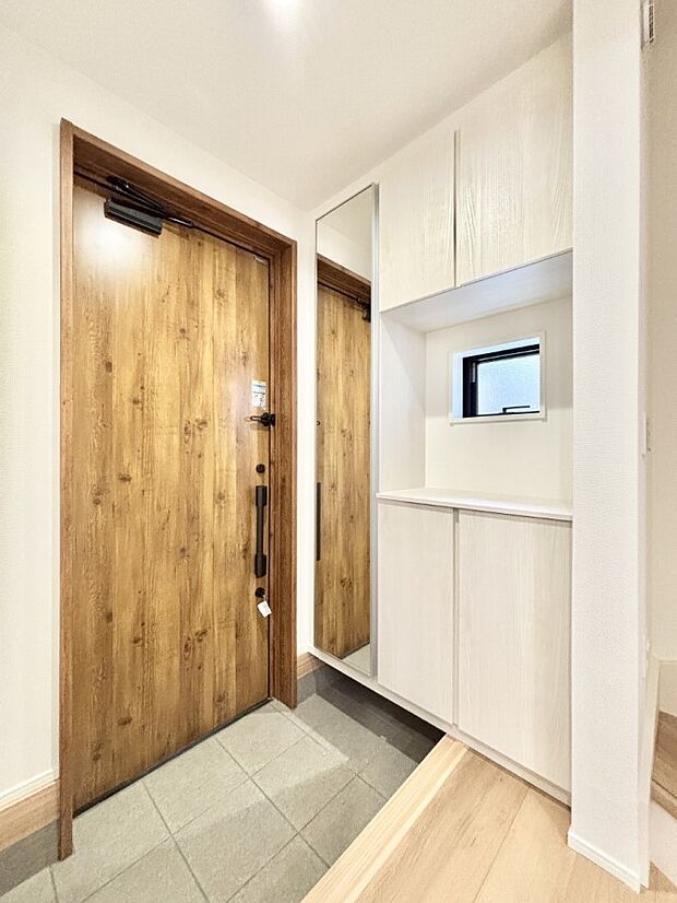 ミラー付きシューズボックスはお出かけ前の身だしなみチェックに便利