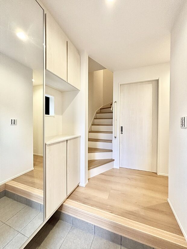 明るい玄関はお客様をお出迎えするのにぴったりです！ 