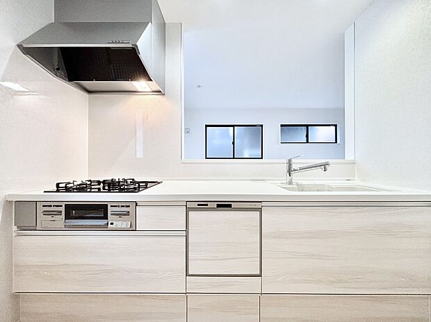 リビングを見渡せる人気のカウンターキッチン。 家族を見守りながら家事をすることができます。