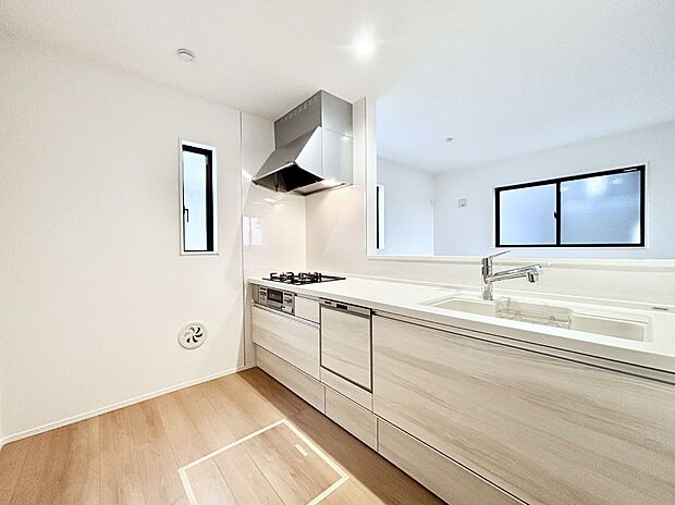 爽やかな風が通り抜けるキッチン。窓があるので明るく換気にも役立ちます。