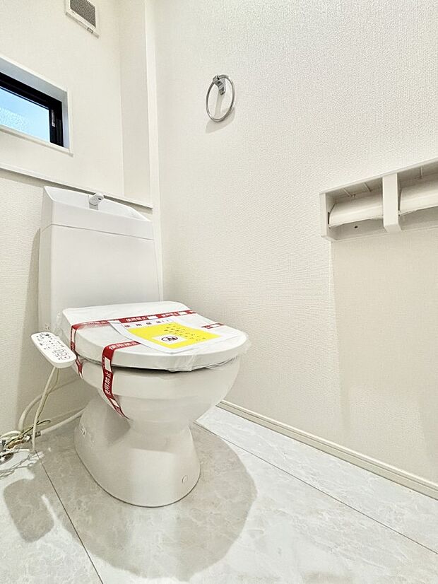 換気用小窓があり、明るく清潔な空間です。