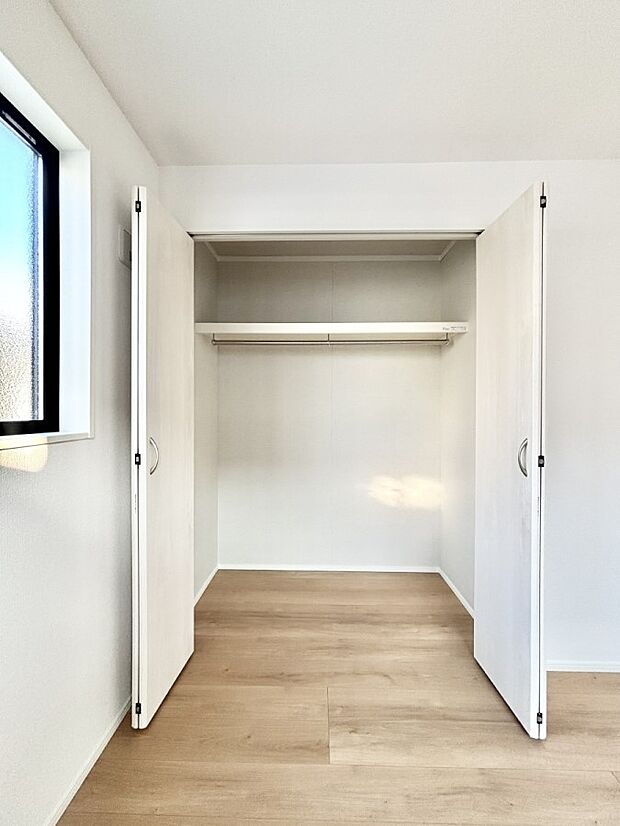 洋室のクローゼット。奥行きがあるので厚手の衣類もすっきり収まります。