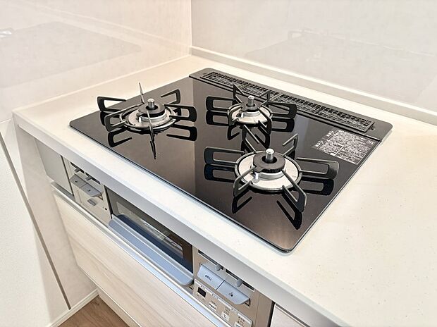 ガスコンロはＳｉセンサー搭載。火力調節や焦げ付き・消し忘れも防いでくれます。