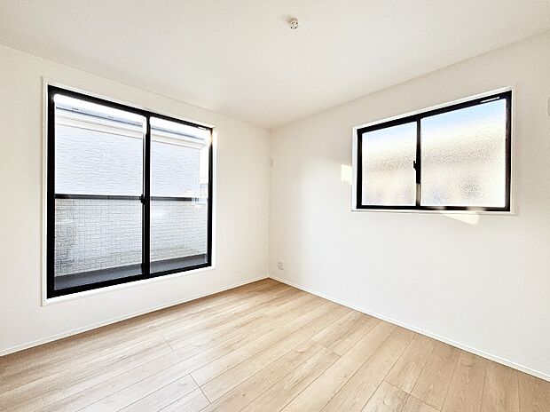 バルコニーが開放感をプラスしてくれる洋室