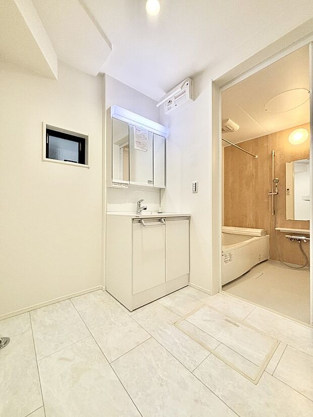 小窓がついているので湿気の多い場所でも換気が十分行えます。毎日の身支度を気持ち良く!