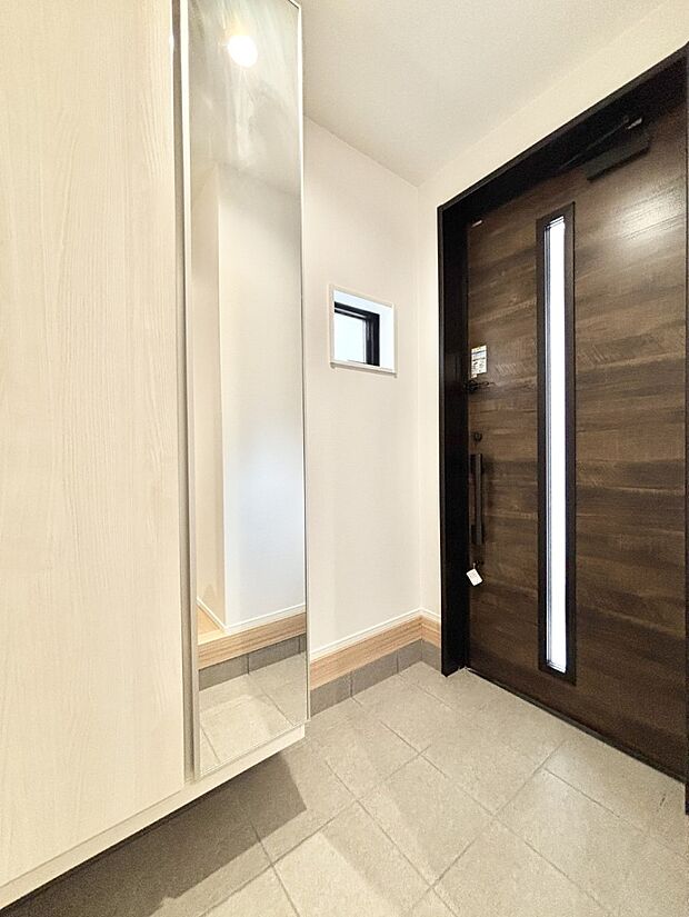 ミラー付きシューズボックスはお出かけ前の身だしなみチェックに便利