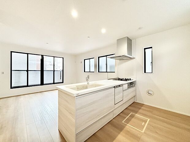 爽やかな風が通り抜けるキッチン。窓があるので明るく換気にも役立ちます。