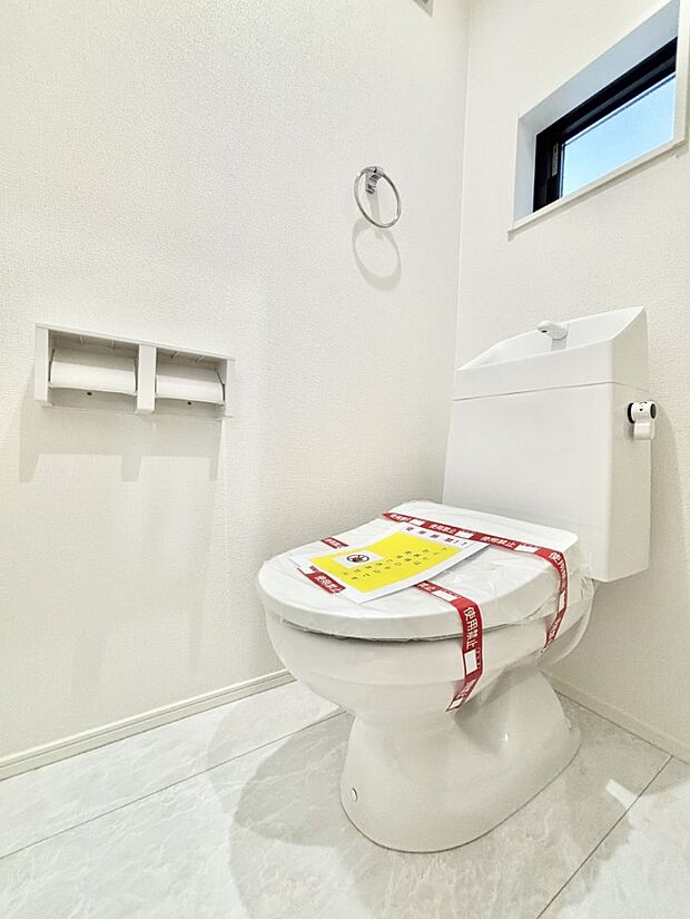 換気用小窓があり、明るく清潔な空間です。 