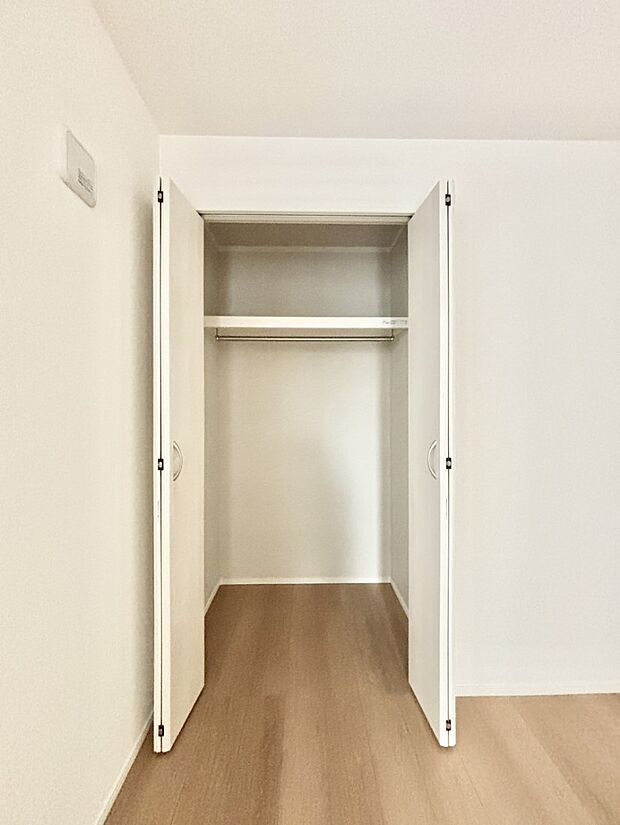 洋室のクローゼット。奥行きがあるので厚手の衣類もすっきり収まります。