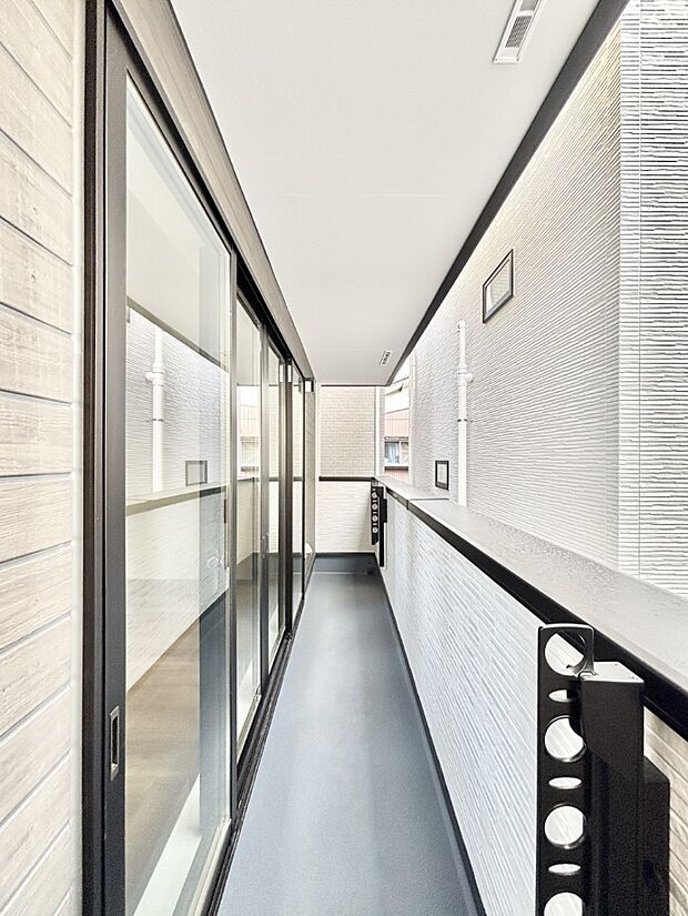 上部に屋根がかかっているので急な雨の時にも安心です。 