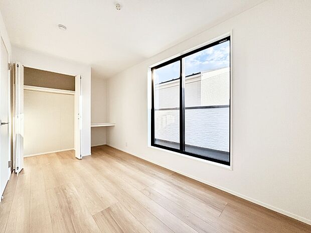 明るいバルコニーサイドに洋室を設置。目覚めの良い寝室に。 