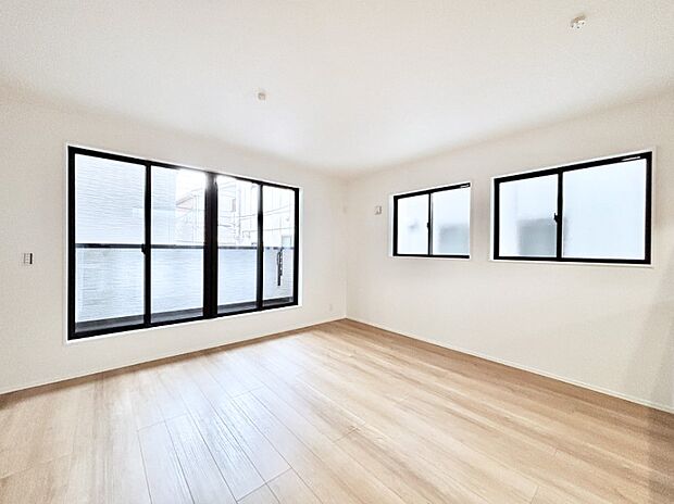 明るい2階リビング！外からの視線をシャットアウトして家族のプライバシーを守ります。