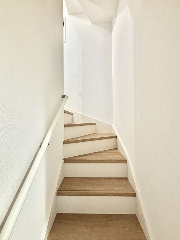 安全性を考慮し階段には手すりを設置しています