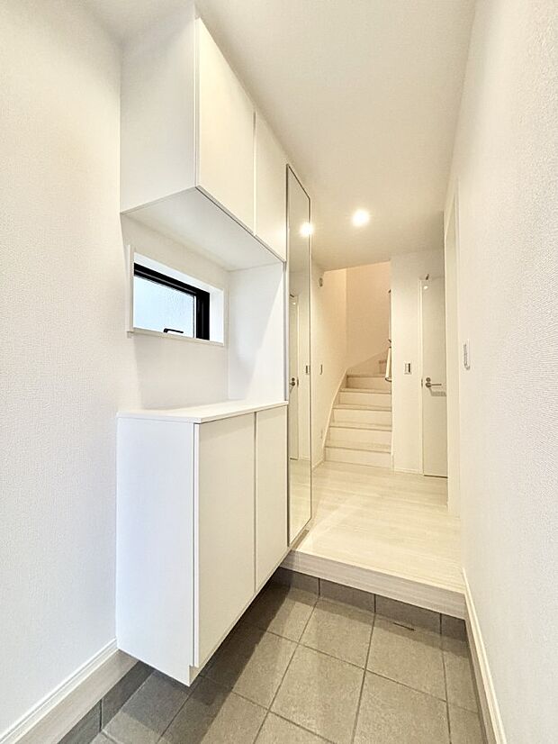 明るい玄関はお客様をお出迎えするのにぴったりです!