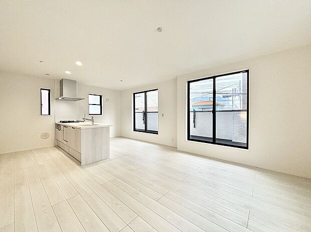 明るい2階リビング!外からの視線をシャットアウトして家族のプライバシーを守ります。