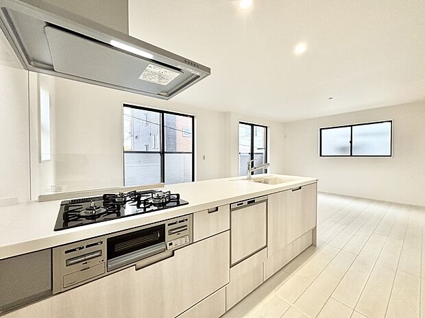 リビングを見渡せる人気のカウンターキッチン。 家族を見守りながら家事をすることができます。