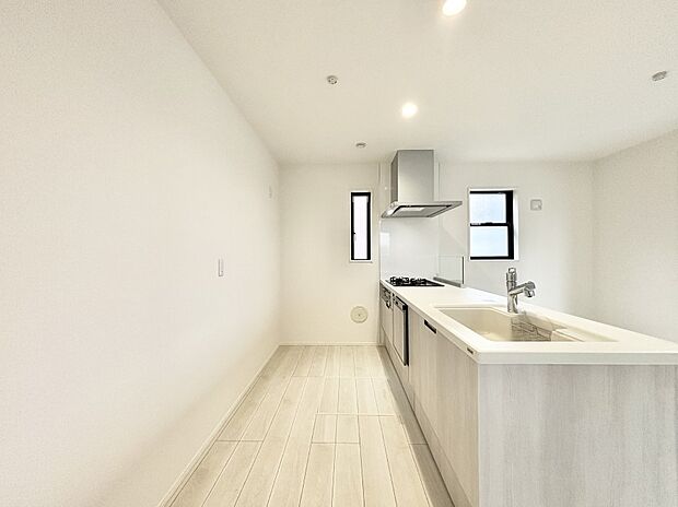 爽やかな風が通り抜けるキッチン。窓があるので明るく換気にも役立ちます。