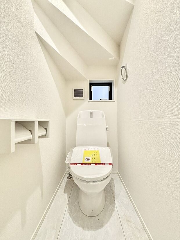 換気用小窓があり、明るく清潔な空間です。