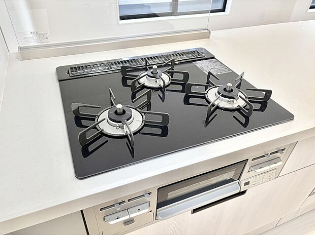 ガスコンロはSiセンサー搭載。火力調節や焦げ付き・消し忘れも防いでくれます。