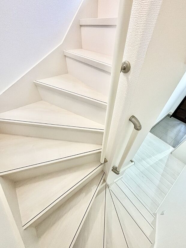 階段は手すり付きなので小さなお子さまやご高齢の方も安心です