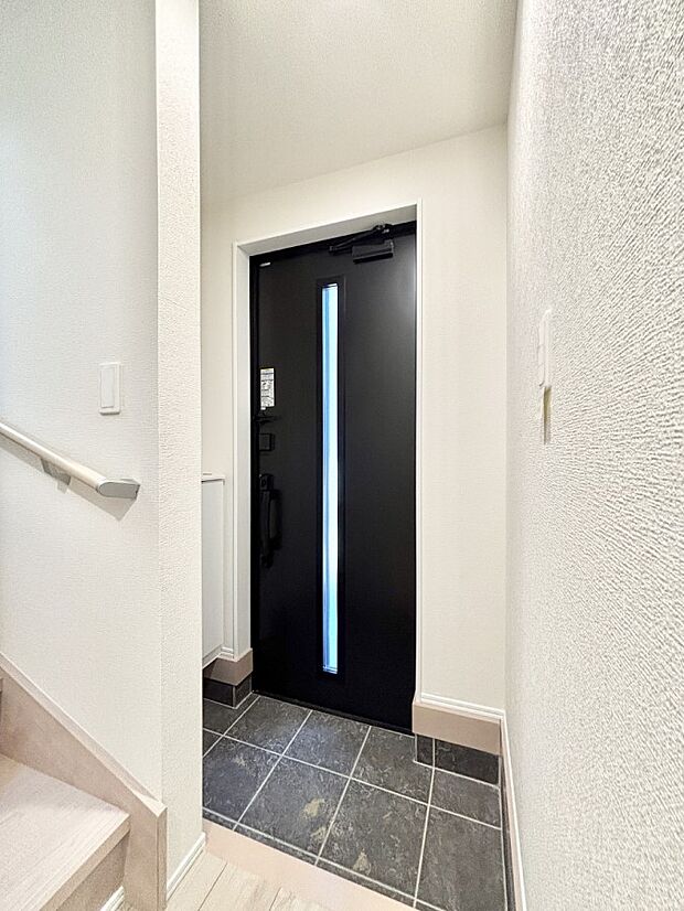 ガラススリットの入った玄関ドアが室内に光を届けてくれます