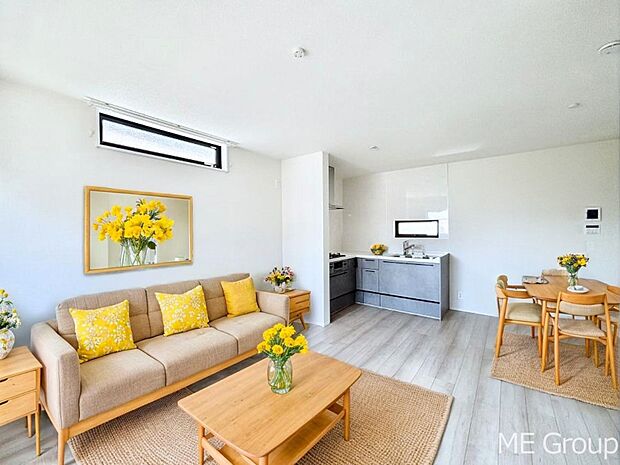 ご家族の賑やかな話し声で包まれる明るいリビング ※家具はCGです