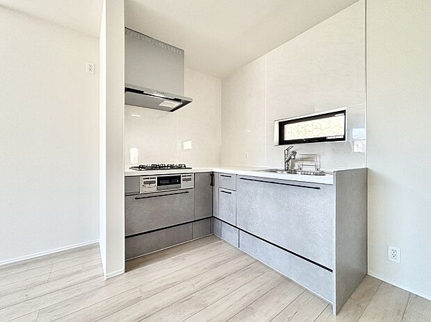 L字型だと料理するスペースも広々と使えます。コンパクトに動けてお料理ラクラク。