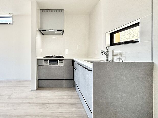 爽やかな風が通り抜けるキッチン。窓があるので明るく換気にも役立ちます。