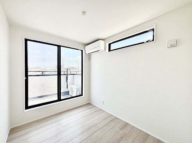 バルコニーが開放感をプラスしてくれる洋室