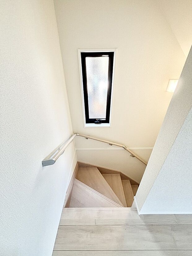 安全性を考慮し階段には手すりを設置しています