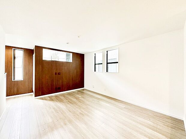 たくさんの窓からたっぷりの陽光と風を感じられるリビング