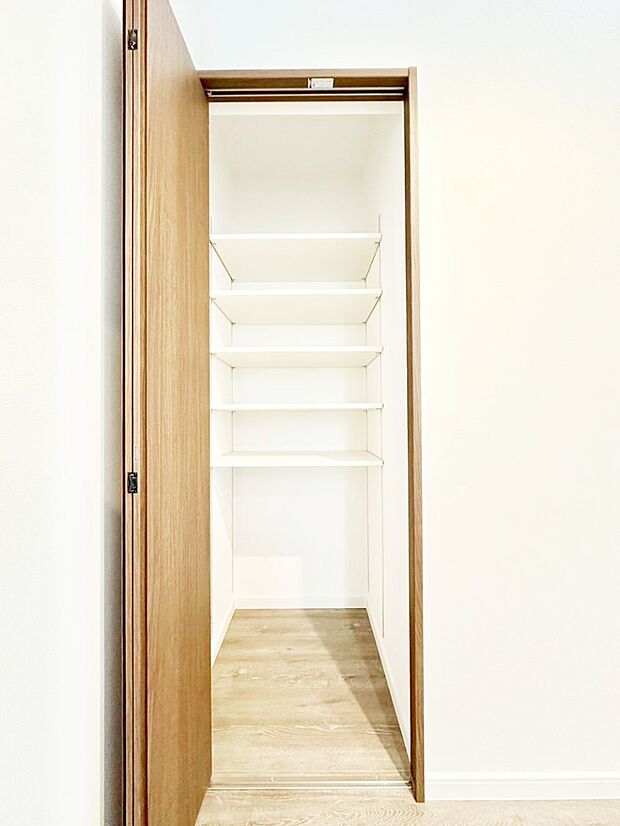 キッチン横の収納はパントリーとしても利用できます