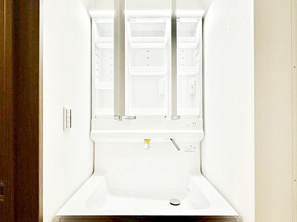 三面鏡の裏に、化粧品や衛生用品などを収納可能。洗面台をすっきりと保ちます！