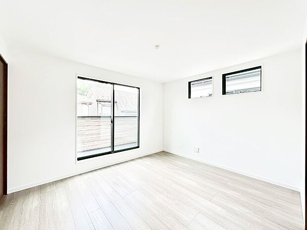 バルコニーが開放感をプラスしてくれる洋室