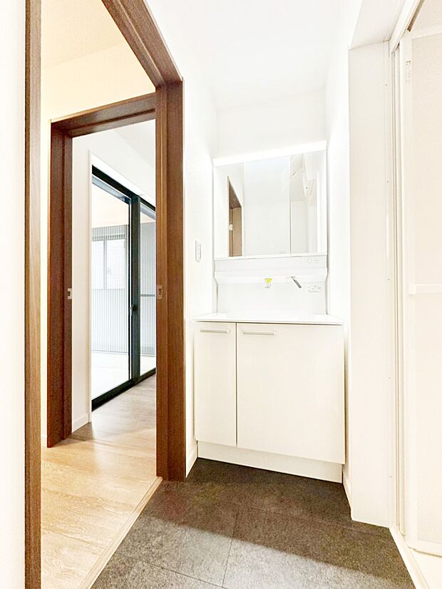 清潔感ある洗面化粧室で朝の身支度も快適