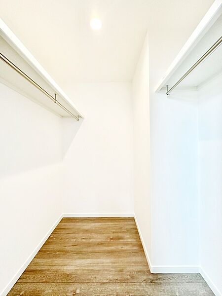 ウォークインクローゼットの活用で生活空間スッキリ