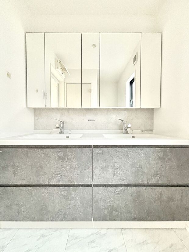 ゆとりの洗面スペースで朝の身支度もスムーズに