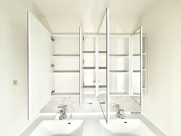 鏡の裏に、化粧品や衛生用品などを収納可能。洗面台をすっきりと保ちます!