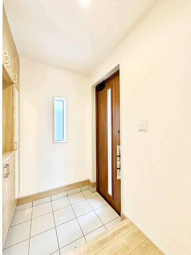 ガラススリットの入った玄関ドアが室内に光を届けてくれます