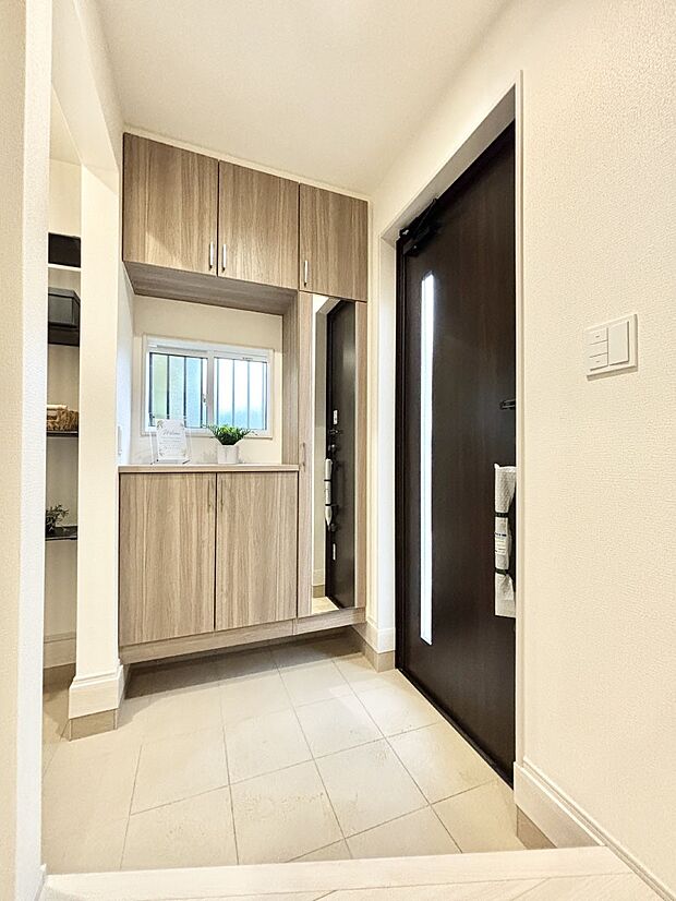 明るい玄関はお客様をお出迎えするのにぴったりです!