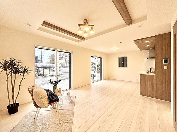 大きな窓からたっぷりの陽光と風を感じられるリビング