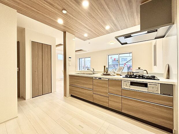 料理をしながらでもご家族との会話を楽しめる対面キッチン