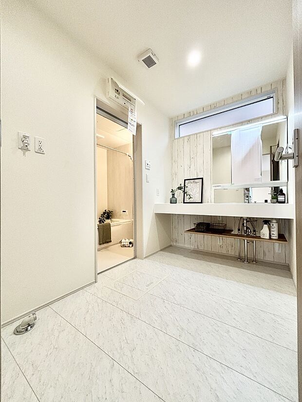 大きく見やすい三面鏡で清潔感ある洗面台は、身だしなみチェックや肌のお手入れにおすすめです。