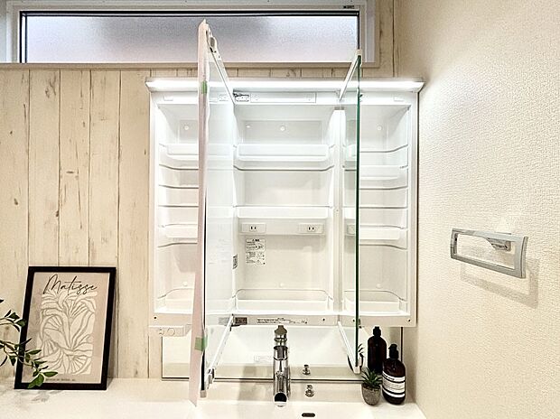 三面鏡の裏に、化粧品や衛生用品などを収納可能。洗面台をすっきりと保ちます!