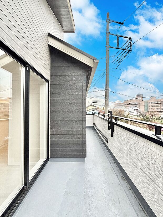 ゆったりバルコニーだから沢山お洗濯ものを干せます。