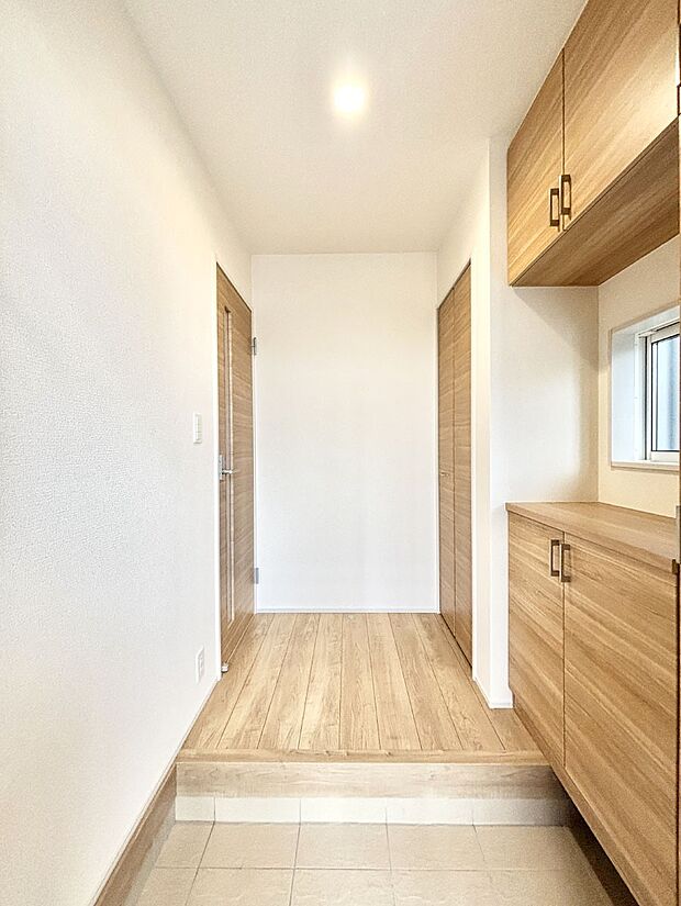 明るい玄関はお客様をお出迎えするのにぴったりです！ 