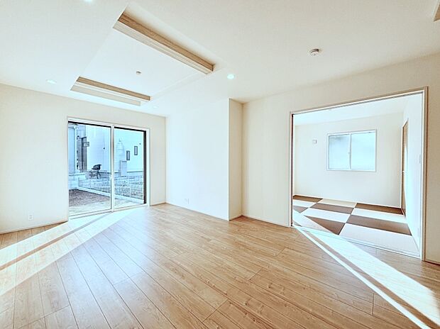 明るい陽光が注ぎ、寛ぎの雰囲気に満たされるリビング・ダイニング。 